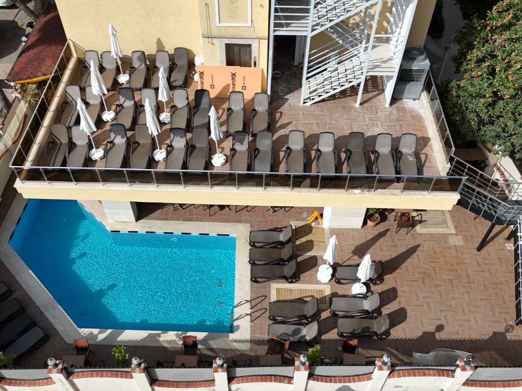 Hotellets mindre pool vid snackbaren