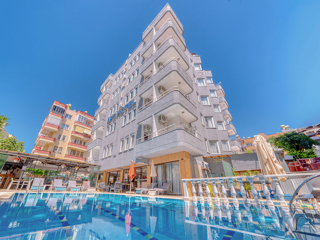 Poolområdet och hotellets fasad