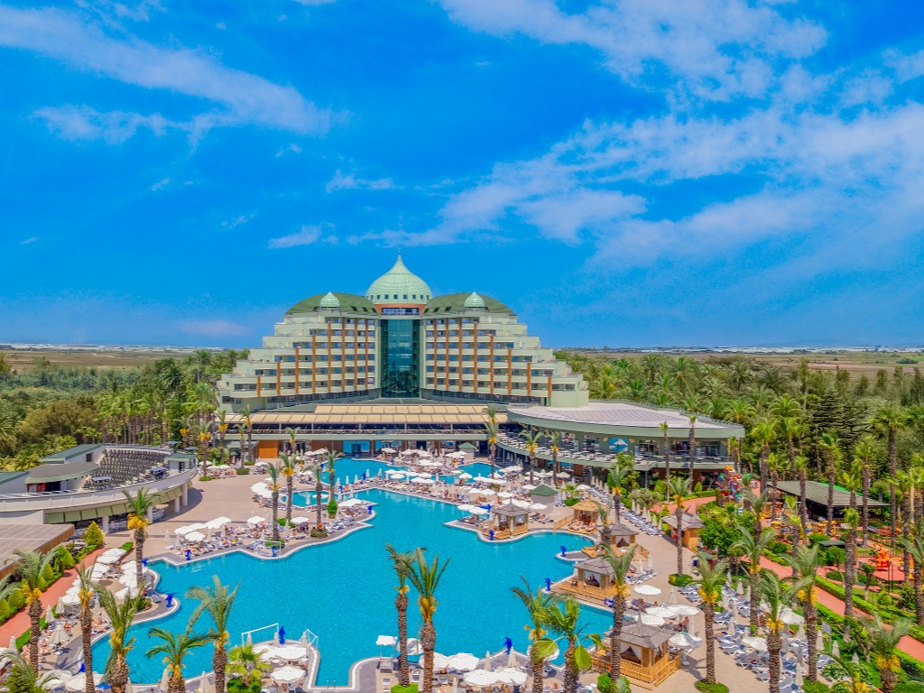 Hotellet med tilhörande poolområde