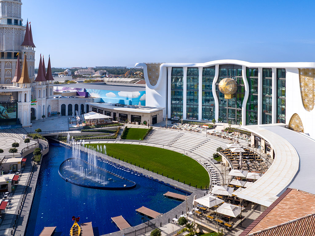 Hotellområdet med fontän för vatten- och ljusshow