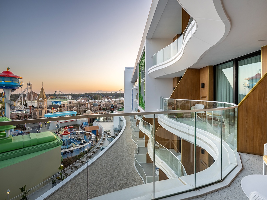 Utsikt från hotellrum över hotellets egen nöjespark