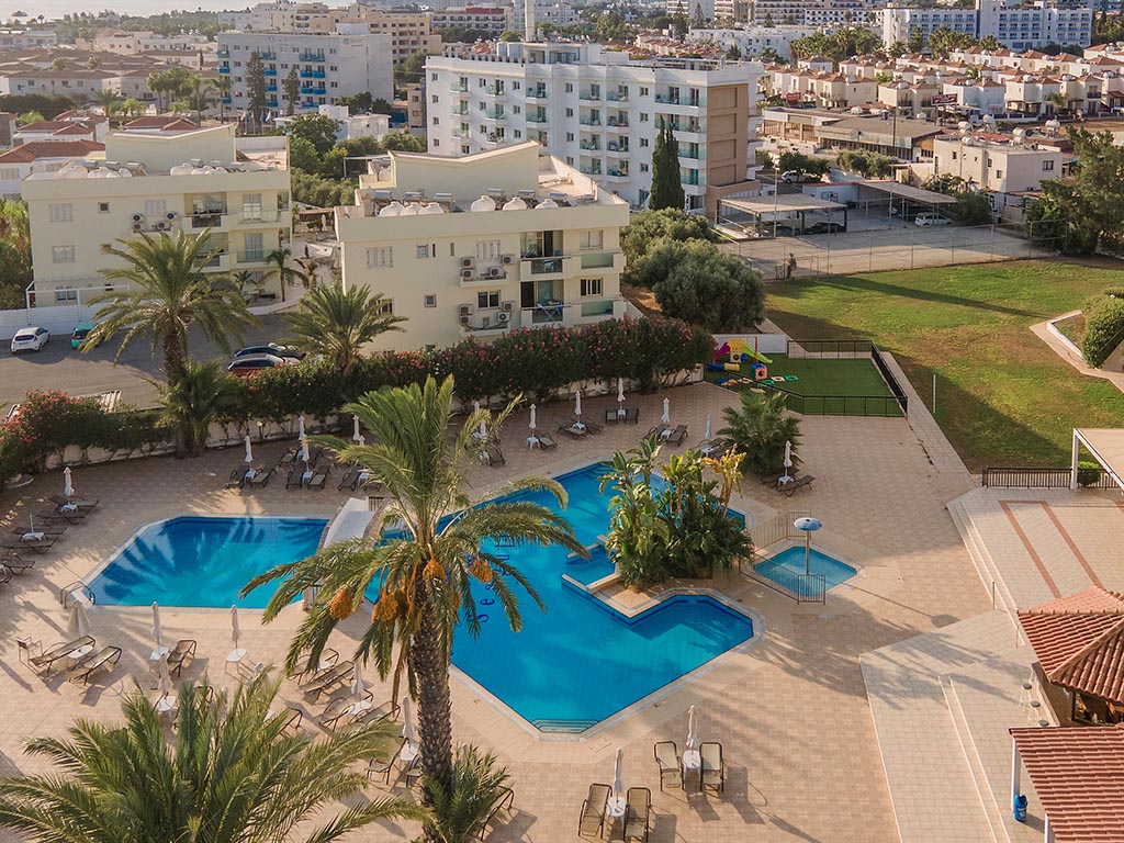 Poolområdet med omgivningar