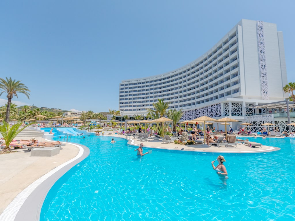 Aktivitetspoolen och hotellet