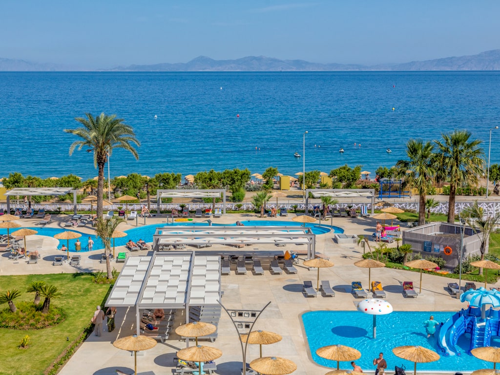 Poolområdet och Ixia Beach