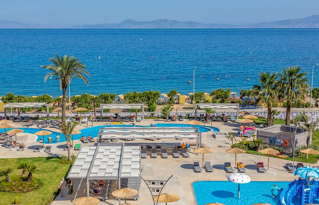 Poolområdet och Ixia Beach