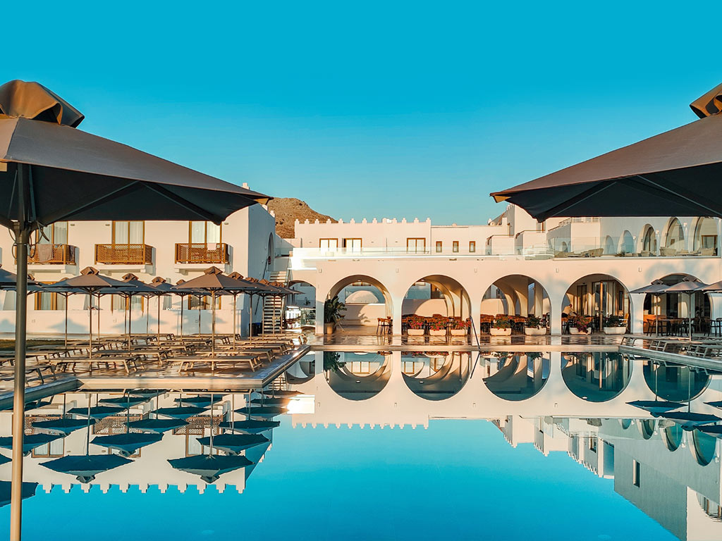 Huvudpoolen och hotellbyggnaden