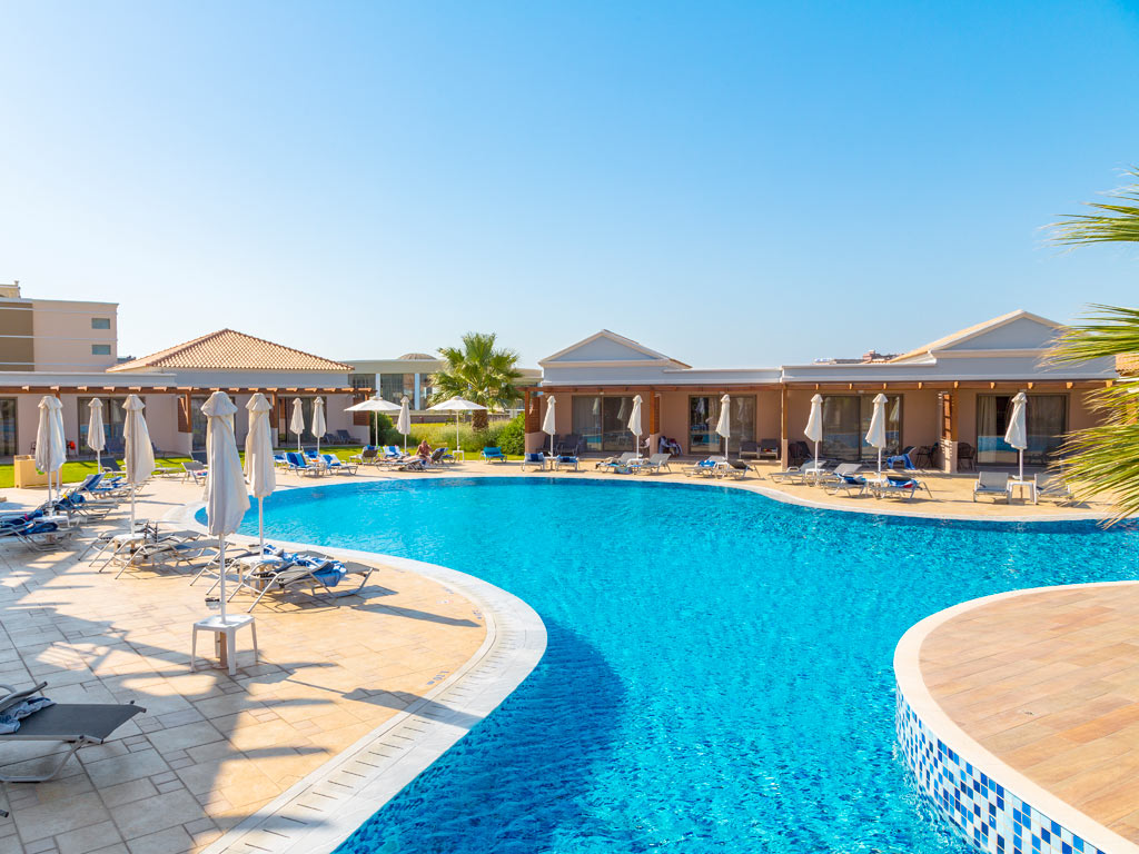 Relaxpoolen för vuxna vid deluxerummen