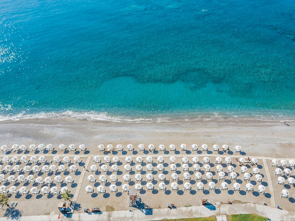 Stranden framför hotellet