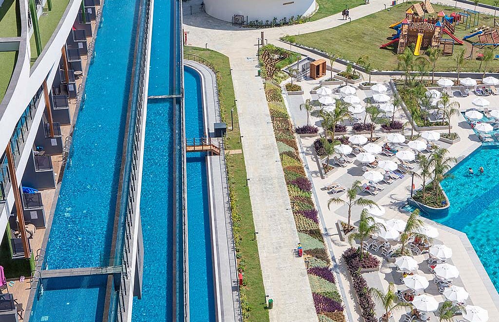 Swim up-poolerna till swim up-rummen